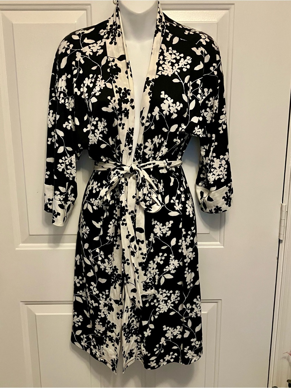 Flora Nikrooz Size Medium Black White Floral Short Robe